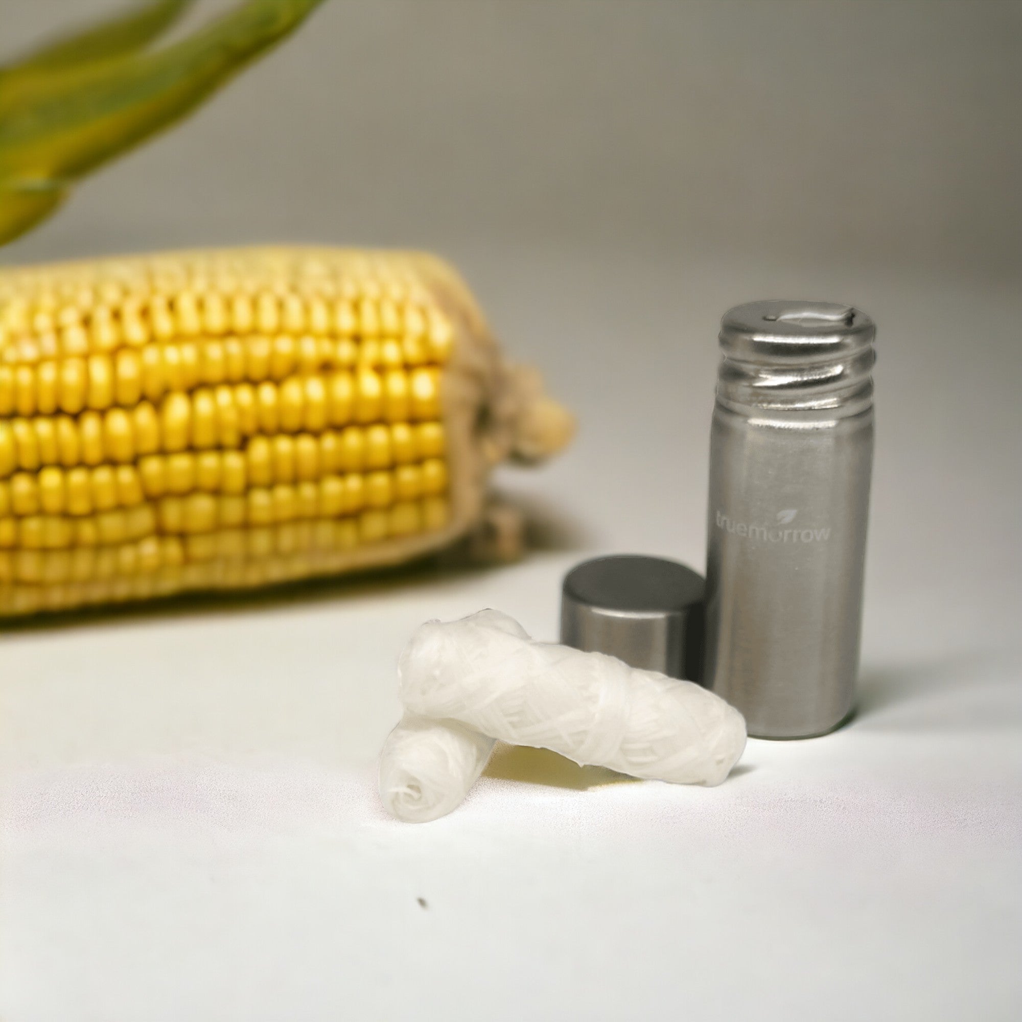 truemorrow vegane Zahnseide in Edelstahhl Flakon mit Maiskoben im Hintergrund