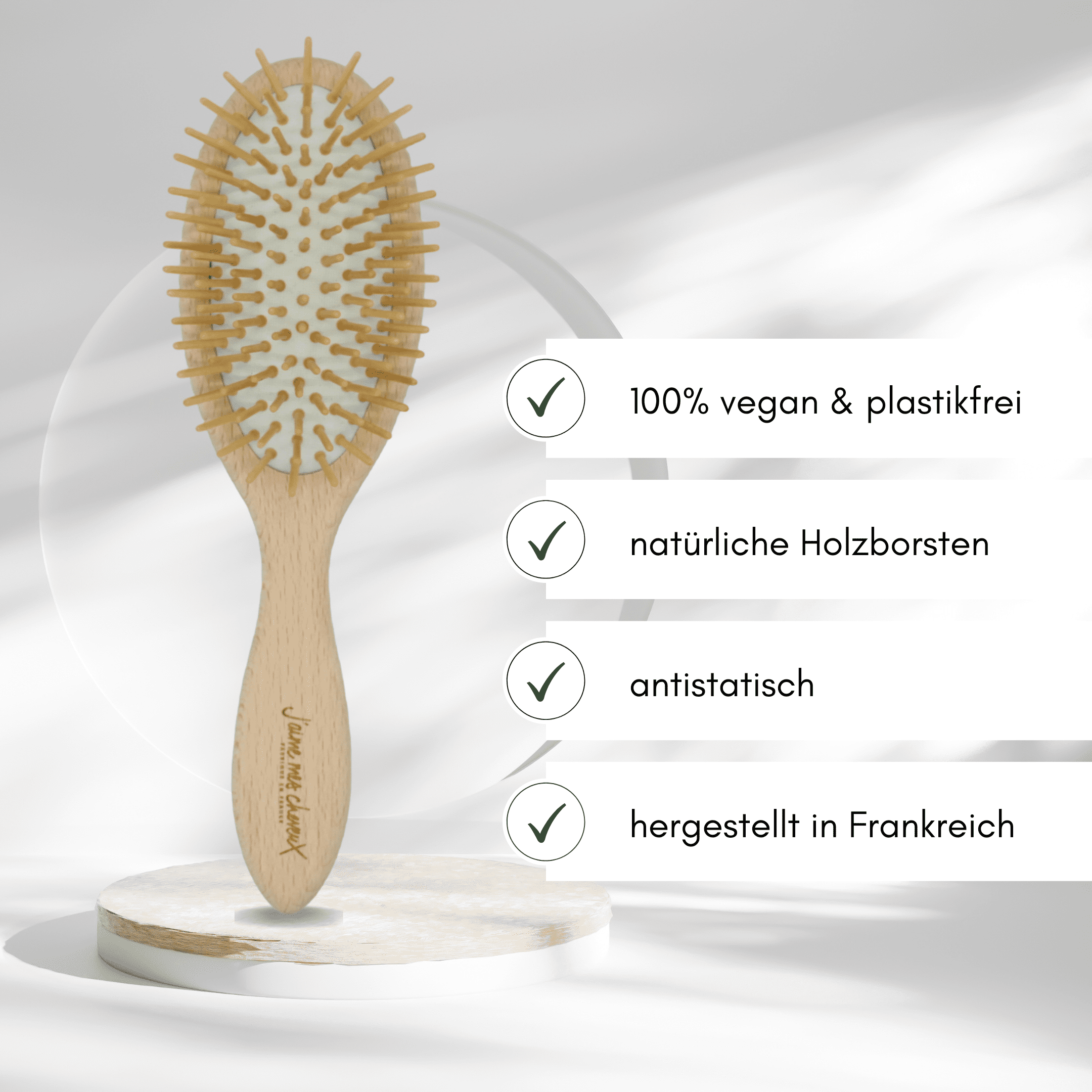 Natürliche Haarbürste mit Holzborsten mit nützlichen Informationen