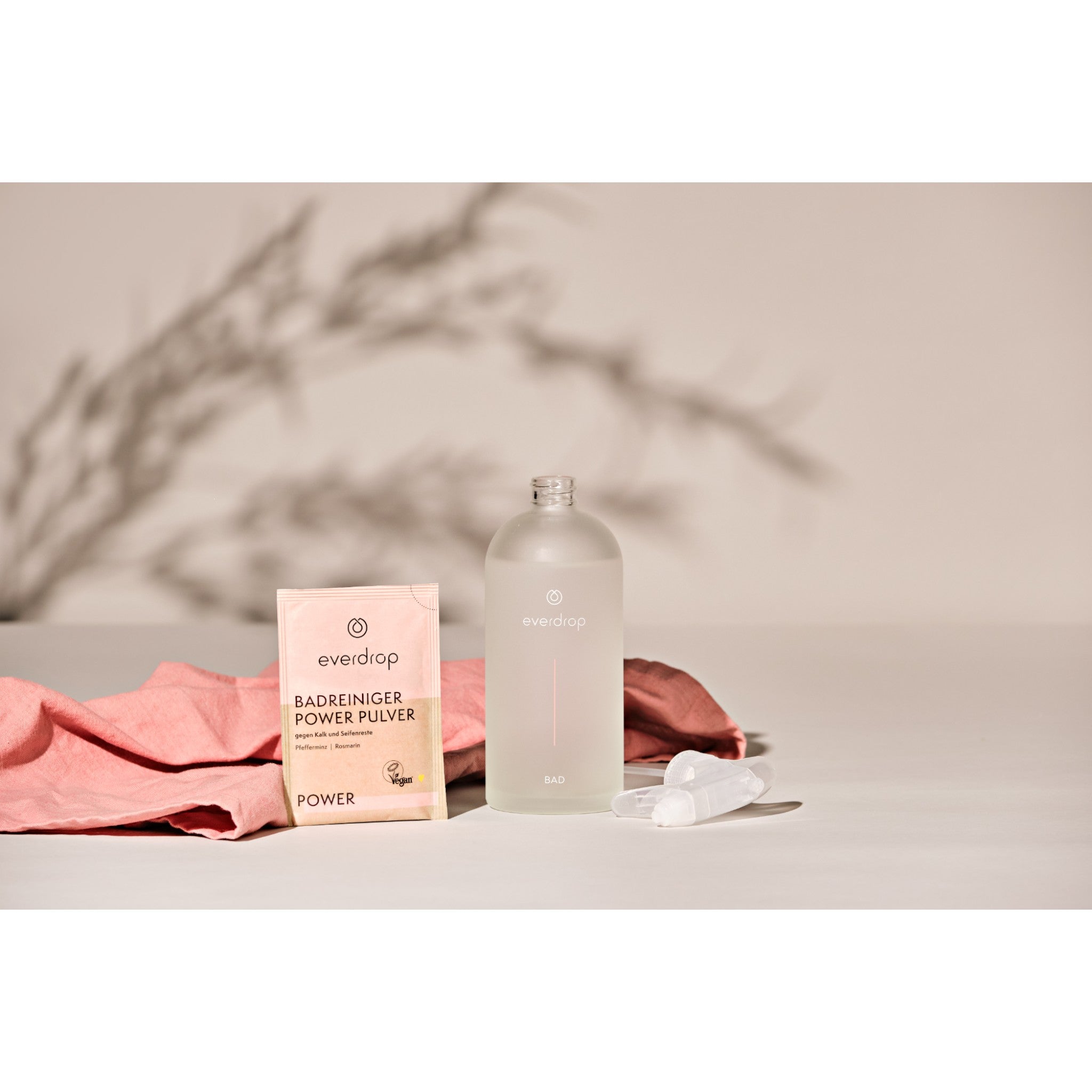everdrop badreiniger pulver mit leerer glasflasche und rosa tuch abgebildet